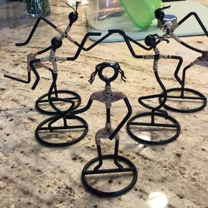 Cute dancing figurines. 🖤🖤